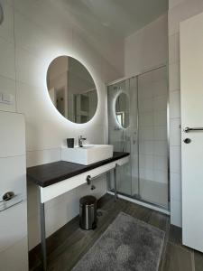 巴尼亞盧卡的住宿－Villa Pampas，一间带水槽和镜子的浴室