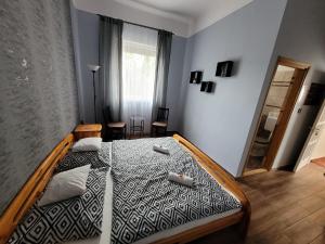 sypialnia z dużym łóżkiem w pokoju w obiekcie Megyeház Apartman w mieście Makó +37 zdjęć