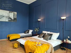 Postel nebo postele na pokoji v ubytování Apartament w kamienicy