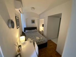 - une petite chambre avec un lit dans l'établissement Studio Apartment Ivana, à Zagreb