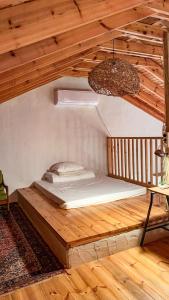 מיטה או מיטות בחדר ב-THE HOUSE IN THE OAKS הבית באלונים