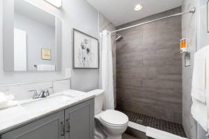 フォート・ローダーデールにあるThe Palms at Middle River Terrace 1のトイレと洗面台を備えた白いバスルーム