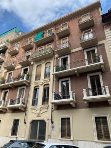 un edificio alto con balcones a un lado. en casa liberty Di&Pi en Turín