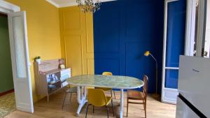 ein Esszimmer mit einer blauen und gelben Wand in der Unterkunft casa liberty Di&Pi in Turin