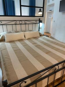 una cama grande en una habitación con ventana en Il loft di Mavy, en La Spezia