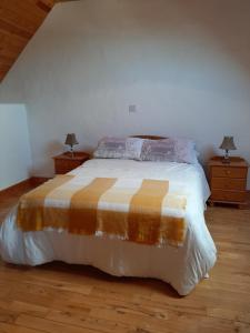 מיטה או מיטות בחדר ב-Traditional Cosy Cottage with beautiful views