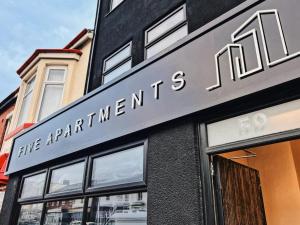 um sinal no lado de um acesso dos bombeiros em Five Apartments em Blackpool