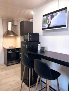 A kitchen or kitchenette at Upea moderni pieni yksiö rauhallisella sijainnilla - itsepalvelukirjautuminen - SELF CHECK-IN