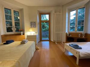 Posteľ alebo postele v izbe v ubytovaní Lake Como Villa Ines Apartment