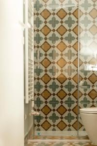 a bathroom with a tiled shower with a toilet at Le Dimore di Puglia - Palazzo Ladogana in Monopoli
