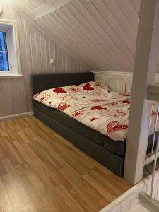 Giường trong phòng chung tại Cozy house in Järvsö with a stunning view