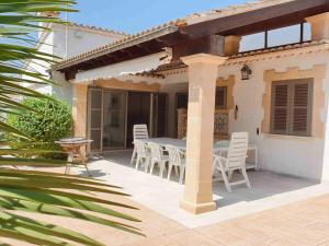 patio ze stołem i krzesłami na domu w obiekcie Belle Maison proche plage w mieście Muro