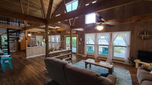 un salon avec un canapé et une table dans l'établissement Coral Beach Village Resort, à Utila