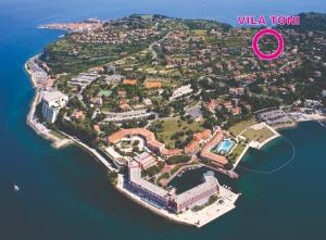 uma ilha na água com um círculo rosa em Apartments Vila Toni em Portorož