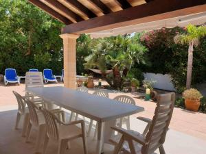 stół i krzesła na patio w obiekcie Belle Maison proche plage w mieście Muro