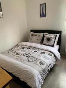 Postel nebo postele na pokoji v ubytování Chambre Simple privée Saint Priest