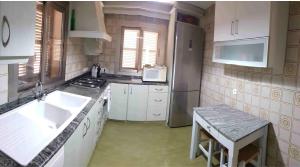 Kuchnia lub aneks kuchenny w obiekcie Belle Maison proche plage