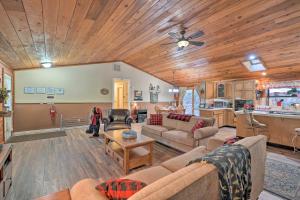 sala de estar con sofás y techo en Cozy Pollock Pines Resort Cabin 11Mi to Apple Hill, en Pollock Pines