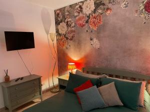 TV a/nebo společenská místnost v ubytování The Loft E&E Chianti Room