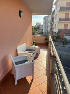 - un balcon avec des chaises et une table dans un bâtiment dans l'établissement The Loft E&E Chianti Room, à Empoli