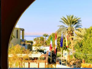 een uitzicht vanuit een raam van een resort met vlaggen bij Sun Lake Hotel in Fayoum Center