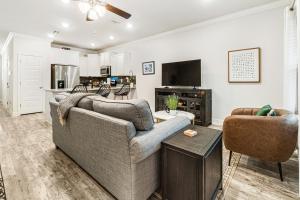 een woonkamer met een bank en een tv bij Pensacola Paradise in Pensacola