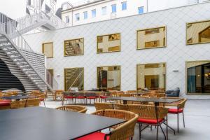Un restaurante o sitio para comer en Radisson RED Hotel, Vienna