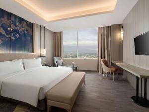 Ένα ή περισσότερα κρεβάτια σε δωμάτιο στο Radisson Lampung Kedaton