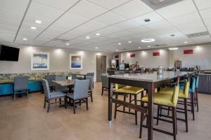 a restaurant with tables and chairs in a room at Best Western Plus Panama City Hotel in Panama City
