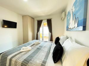 - une chambre avec un lit et 2 oreillers dans l'établissement Apartments Sunset, à Mlini