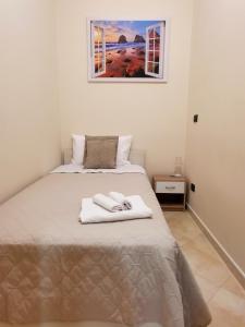 sypialnia z łóżkiem i dwoma ręcznikami na nim w obiekcie Loft Magna Grecia Reggio Calabria Centro Storico a 3 minuti a piedi dal mare w mieście Reggio di Calabria