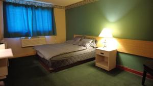 Postel nebo postele na pokoji v ubytování Sundre Motor Inn