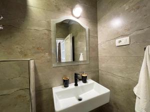 uma casa de banho com um lavatório e um espelho em Villa Sunset em Mlini