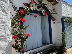 a door with flowers on the side of a building at Pouso do Rio in Pirenópolis