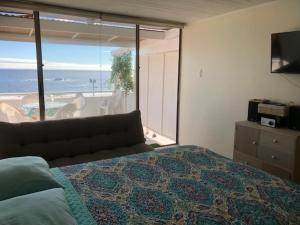 a bedroom with a bed and a view of the ocean at Sunset View in Viña del Mar