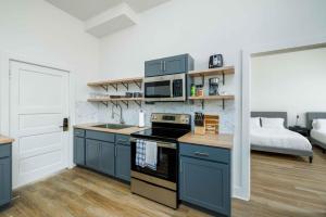 una cocina con armarios azules y una cama en una habitación en MT Block Unit 21 Jefferson, en Livingston