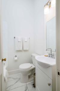 biała łazienka z toaletą i umywalką w obiekcie MT Block Unit 21 Jefferson w mieście Livingston