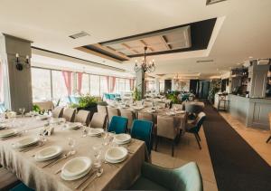 Magra Austria Hotel & Restaurant Prishtine tesisinde bir restoran veya yemek mekanı