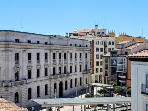 Blick auf ein Gebäude in einer Stadt in der Unterkunft Mía Suites II Loft Centro Histórico - PARKING & WIFI FREE in Burgos