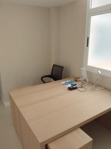 ein Büro mit einem Holzschreibtisch mit einem Computer darauf in der Unterkunft Edificio Triana St 47 in Las Palmas de Gran Canaria