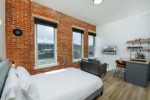 um quarto com uma parede de tijolos, uma cama e uma secretária em MT Block Unit 3 Glacier em Livingston