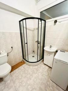 łazienka z prysznicem, toaletą i umywalką w obiekcie Apartament Metro Center - Gdynia Centrum w mieście Gdynia