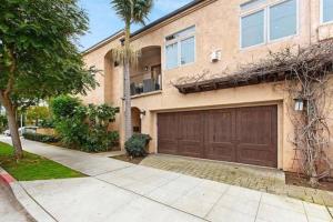 une maison avec un garage et un palmier dans l'établissement Your Home in San Diego - Two-Car Garage, à San Diego