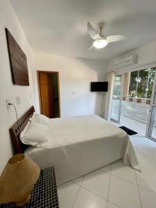 1 dormitorio con 1 cama y ventilador de techo en Apartment Ilha da Gigóia, en Río de Janeiro