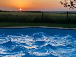 einen Pool mit einem Bild eines Sonnenuntergangs in der Unterkunft Gîte Saint-Lactencin, 4 pièces, 8 personnes - FR-1-591-240 
