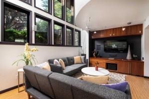 TV a/nebo společenská místnost v ubytování Outdoor Entertaining Space Seonda Mtn-View Home