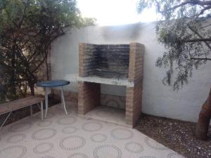 Altas Mareas 2 في لاس غروتاس: موقد من الطوب مع طاولة ومقعد