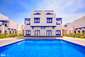 Bazén v ubytování Luxury 8BR Villa with seaview and private pool in Hurghada nebo v jeho okolí