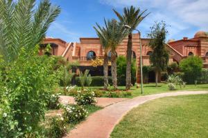 une maison avec un jardin en face dans l'établissement Duplex Atlas Golf Resort Pοοl νieω Seriniτყ & Cαlm, à Marrakech