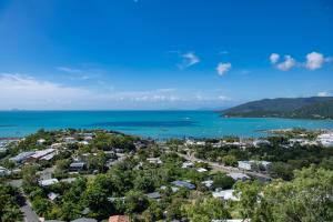 una vista aérea de una ciudad y del océano en The View, en Airlie Beach